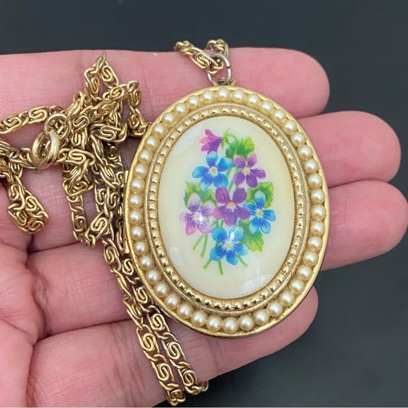 Vintage AVON Gold-tone Oval Floral Faux Pearl Locket Pendant 24” Necklace 33g - Picture 3 of 16